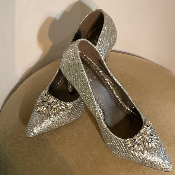 Elegant Silver Glitter Heels with Embellishments - Picture 6 of 6